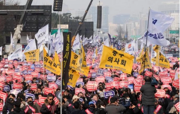 Cənubi Koreyada minlərlə həkimə qarşı sanksiya: Lisenziyaları ləğv ediləcək